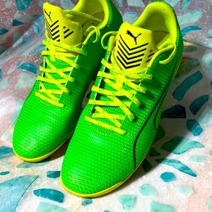 Puma Men’s Green Indoor Soccer Shoes Size 9.5